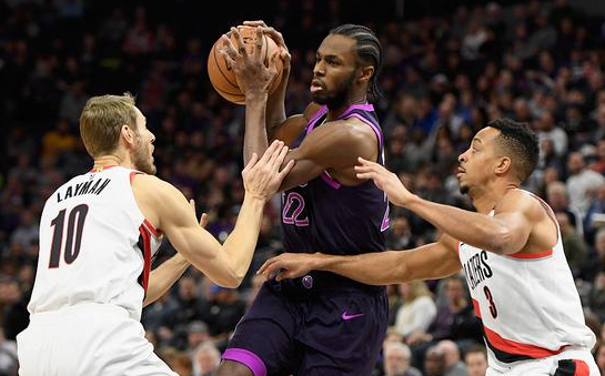  戈贝尔两双森林狼力克雷霆防守端筑起铁壁