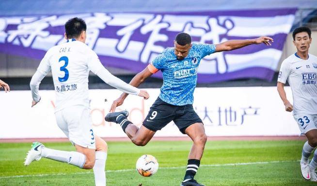  阿尔米隆贴地斩大连人旧将助喜鹊擒伯恩茅斯